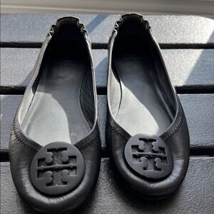 Tory Burch Leather Black Flats With Logo Medallion Size 8M